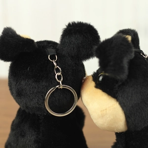 Dettaglio del portachiavi a forma di cane in peluche con anello di metallo