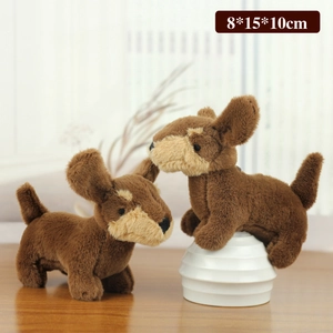 Porte-clés peluche teckel marron avec oreilles 3D et queue sur surface boisée