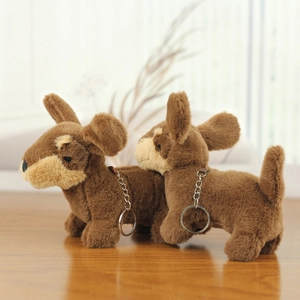 Vue détaillée des porte-clés teckel en peluche marron et beige avec anneaux argentés