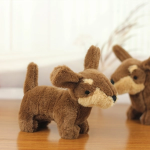 Gros plan d'un adorable teckel en peluche au pelage marron doux et détails crème