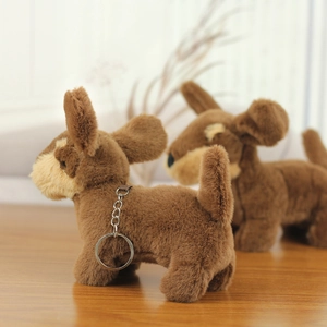 Détail de porte-clés teckel en peluche avec fourrure brune douce et anneaux