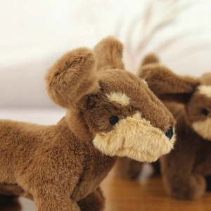 Gros plan d'un doudou teckel en peluche marron avec museau beige et poils doux
