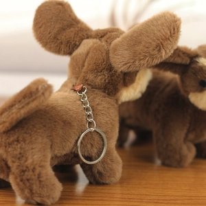 Vue détaillée du porte-clés peluche teckel marron avec anneau en métal argenté