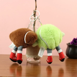 Détail des pendentifs peluches en forme de balles avec membres longs et porte-clés