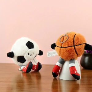 Gros plan détaillé de porte-clés peluche foot et basket avec petites chaussures