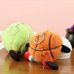 Détail de porte-clés ballons de sport en peluche avec jambes en baskets adorables