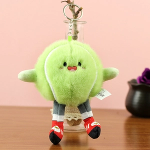 Gros plan d'un adorable porte-clés en peluche balle de tennis avec broderie et chaussures