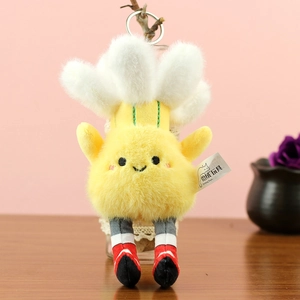 Détail macro d'un porte-clés peluche balle de tennis jaune avec petites baskets