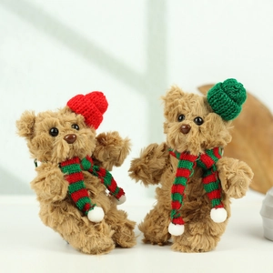 Süße braune Plüschbär-Schlüsselanhänger mit bunten Weihnachtsmützen und Streifenschal