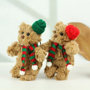 Detail von Weihnachts-Teddybär-Anhängern mit Strickmützen und gestreiften Schals