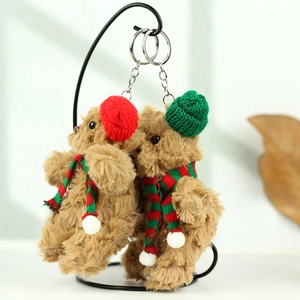 Detailansicht von zwei Weihnachts-Plüschbären mit Strickmützen und Streifenschals