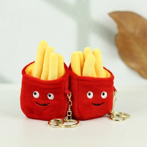 Dettaglio di due portachiavi in peluche a forma di patatine fritte con faccine e ganci