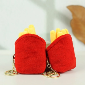 Dettaglio del simpatico portachiavi di patatine fritte in peluche con scatola rossa