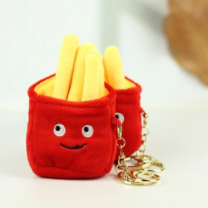 Dettaglio di due portachiavi in peluche a forma di patatine fritte con faccine sorridenti