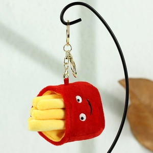 Dettaglio del portachiavi in peluche a forma di patatine con ricamo e gancio dorato