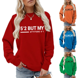 Détail du bord-côte du sweat-shirt et variantes de couleurs avec texte imprimé