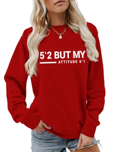 Détail du sweat-shirt rouge avec poignets côtelés et slogan 5'2 but my attitude 6'1