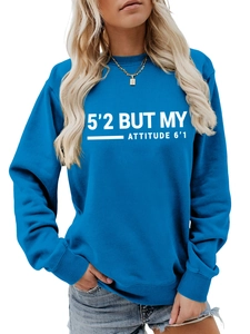 Détail d'un sweat bleu à col rond avec lettrage blanc 5'2 but my attitude 6'1 imprimé