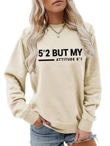 Détail du sweat beige à col rond avec texte imprimé noir 5'2 but my attitude 6'1