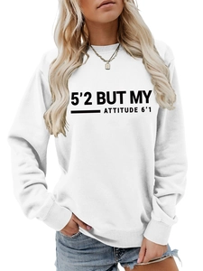 Gros plan sur le texte noir 5'2 BUT MY ATTITUDE 6'1 imprimé sur un sweat-shirt blanc
