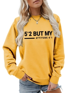 Détail du sweat jaune gingembre avec texte imprimé noir 5'2 BUT MY ATTITUDE 6'1