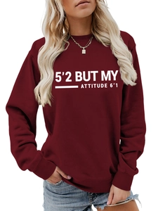 Détail d'un sweat bordeaux avec le slogan blanc 5'2 but my attitude 6'1 imprimé