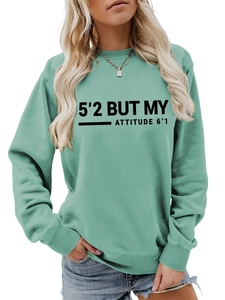 Gros plan du slogan imprimé sur un sweat-shirt à col rond vert clair décontracté