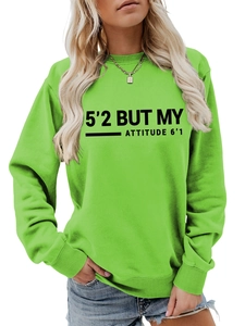 Détail d'un sweat-shirt vert herbe avec le slogan imprimé en noir 5'2 but my attitude 6'1