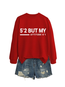 Vue à plat d'un sweat rouge avec texte blanc et short en jean bleu délavé