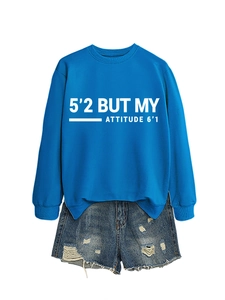 Détail du sweat-shirt bleu avec texte et short en jean déchiré pour femmes