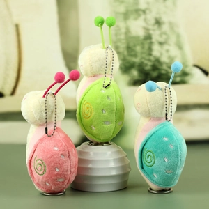 Trois mignons porte-clés escargot en peluche rose, vert et bleu avec broderie spirale