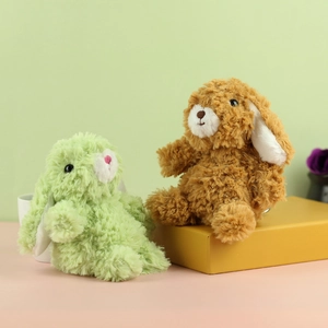 Simpatici coniglietti di peluche con orecchie lunghe in verde e marrone per decorazione