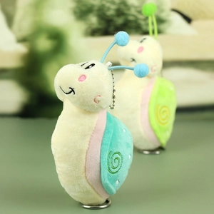 Gros plan de porte-clés escargot en peluche mignons avec coquille menthe et chaîne perlée