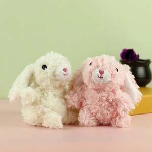 Dettaglio di simpatici portachiavi a forma di coniglietto di peluche in beige e rosa morbido