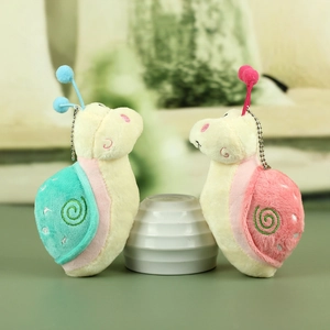 Détail de porte-clés escargots en peluche bleu et rose avec chaînes à billes en métal