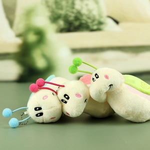 Vue détaillée de trois porte-clés en peluche escargot colorés avec chaînes en métal