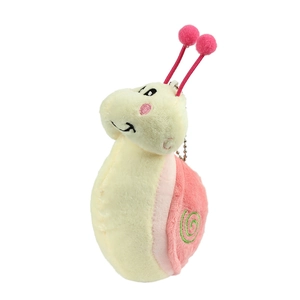 Porte-clés escargot en peluche avec coquille rose et broderie sur fond blanc