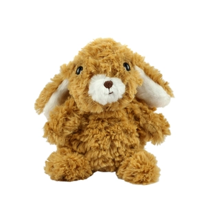 Peluche di coniglio con orecchie lunghe marrone chiaro con morbida pelliccia su fondo bianco