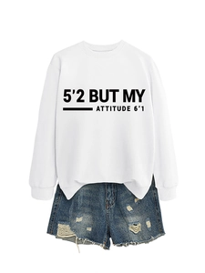 Gros plan du short en jean vieilli et du sweat-shirt blanc avec imprimé de slogan