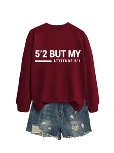 Détail du sweat-shirt bordeaux avec slogan blanc et short en jean vieilli pour femmes