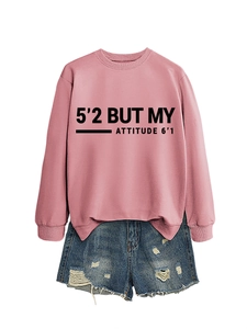 Sweat rose avec slogan 5'2 but my attitude 6'1 et short en jean vieilli style décontracté