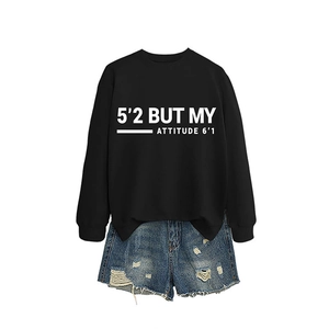 Sweatshirt noir avec slogan 5'2 BUT MY ATTITUDE 6'1 et short en jean bleu déchiré