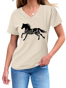 Dettaglio maglietta beige con scollo a V e silhouette di cavallo a fiori neri