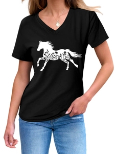 Vista dettagliata della stampa silhouette di cavallo con motivi floreali su t-shirt nera scollo a V