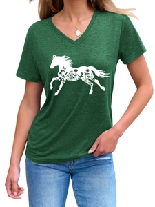 Dettaglio maglietta verde con scollo a V, silhouette di cavallo e motivi floreali bianchi