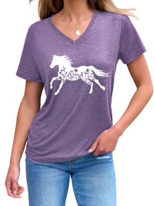 Dettaglio della t-shirt viola con scollo a V e stampa silhouette di cavallo e fiori