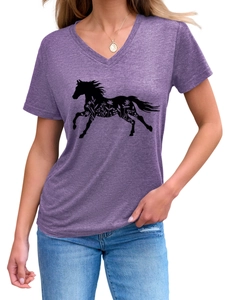 Dettaglio di t-shirt viola con scollo a V e stampa silhouette di cavallo e fiori