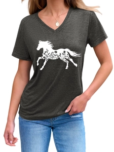 Dettaglio della maglietta con scollo a V con silhouette di cavallo bianco e fiori