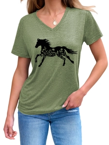 Dettaglio della maglietta verde con scollo a V e silhouette di cavallo con fiori