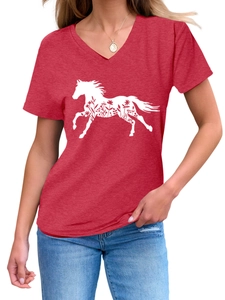 Dettaglio della maglietta rossa con scollo a V, silhouette di cavallo e fiori